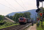 185 225-0 DB kommt mit einem Contanierzug aus Süden nach Köln-Eifeltor  und kommt aus Richtung Koblenz und kommt durch Namedy in Richtung Bonn,Köln. 
Aufgenommen vom Bahnsteig 2 in Namedy. 
Bei Sommerwetter am Vormittag vom 17.8.2018.