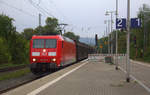 185 008-0 DB  kommt mit einem Papierzug aus Zeebrugge(B) nach Köln-Gremberg(D) und kommt aus Richtung Aachen-West,Aachen-Schanz,Aachen-Hbf und fährt durch Aachen-Rothe-Erde in Richtung Eilendorf,Stolberg-Hbf(Rheinland),Eschweiler-Hbf,Langerwehe,Düren,Merzenich,Buir,Horrem,Kerpen-Köln-Ehrenfeld,Köln-West,Köln-Süd. Aufgenommen vom Bahnsteig 1 in Aachen-Rothe-Erde. 
Bei Wolken am Abend vom 3.9.2018.