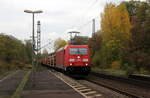 185 358-9 DB kommt mit einem Autozug aus Norden nach Süden und kommt aus Richtung Köln-Gremberg und fährt durch Bonn-Oberkassel in Richtung Koblenz. Aufgenommen vom Bahnsteig von Bonn-Oberkassel an der rechten Rheinstrecke. 
Am Mittag vom 2.11.2018. 