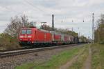 Am 13.04.2017 bespannte die 185 067-6 einen bunten KLV, als sie mit diesem durch Heitersheim in Richtung Süden fuhr.