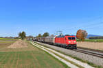 185 266 mit einem Güterzug am 31.10.2018 bei Langenisarhofen. 