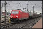 185 363 fährt am 15.01.2019 mit einem Güterzug durch den Bahnhof Pöchlarn.