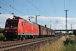 Am 05.07.2017 bespannte 185 103-9 einen langen gemischten Güterzug (Chiasso Smistamento - Mannheim Rbf), als sie bei Müllheim (Baden) in Richtung Freiburg (Breisgau) fuhr.