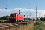 Mit einem Containerzug fuhr am 05.07.2017 die 185 224-3 bei Müllheim (Baden) durchs Markgräflerland in Richtung Norden.