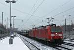 185 144-3 und eine weitere 185 durchfahren am 30.01.2019 den verschneiten Bahnhof Düsseldorf-Rath