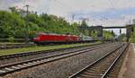 185 198-9 mit der Wagenlok 185 142-7 und einem Containerzug in Fahrtrichtung Norden. Aufgenommen in Eichenberg am 13.05.2016.