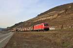 DB Cargo 185 226-6 mit einen gemischten Güterzug auf der Rechten Rheinstrecke am 23.02.19 zwischen Assmanshausen und Lorch