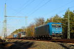 Die 185 523-8 mit einer kalten Vectron und einem KLV Zug am 30.01.2018 in Nassenheide.