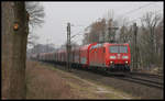 DB 185153-4 erreicht hier am 2.3.2019 um 10.57 Uhr mit ihrem Güterzug, aus Nordrhein Westfalen kommend, das Bundesland Niedersachsen bei Hasbergen. 