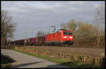 DB 185187-2 fährt hier auf der Rollbahn in Hasbergen am 20.03.2019 um 8.40 Uhr mit einem Güterzug in Richtung Osnabrück.