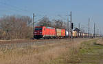 185 360 führte am 23.03.19 einen Containerzug durch Braschwitz Richtung Halle(S).