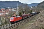185 359 erklimmt mit einem gemischten Güterzug am 27. März 2019 die Geislinger Steige.