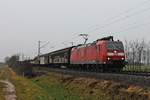 Mit einem gemischten Güterzug (Chiasso Smistamento - Mannheim Rbf) fuhr am 20.12.2017 die 185 131-0 nördlich von Müllheim (Baden) bei Hügelheim in Richtung Freiburg (Breisgau).
