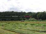 185 067 zieht am 16.06.2007 einen gemischten Gterzug ber eine Brcke in der Nhe von (Eitof)-Merten.