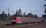 185046 fährt hier am 9.9.2004 um 16.32 Uhr vor der im Hintergrund sichtbaren evangelischen Kirche in Hohne mit einem Güterzug durch den Bahnhof Lengerich in Richtung Osnabrück.