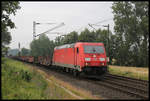 185276-3 erreicht hier am 11.7.2019 um 10.20 Uhr mit ihrem Güterzug in Richtung Osnabrück den Ortsrand von Hasbergen.