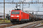 DB Lok 185 100-5 durchfährt den Bahnhof Pratteln.