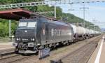 185 544 mit Kesselwagenzug wartet im Bahnhof Eglisau/Zrich auf die Weiterfahrt zum Tanklager.