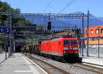 185 114-6 und 185 097-3 beide von DB kommen aus dem Tunnel mit einem gemischten Güterzug aus Chiasso-Gbf(CH) nach Mannheim-Gbf(D) und fuhren durch den Bahnhof von Bellinzona(CH) in Richtung