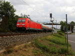 185 207-8 DB kommt aus Richtung Koblenz mit einem Kesselzug aus Süden nach Norden und fährt durch Bad-Honnef am Rhein in Richtung Köln.