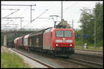 DB 185013-0 fährt hier am 13.8.2005 mit einem gemischten Güterzug in Richtung Norden durch den Bahnhof Linsburg.