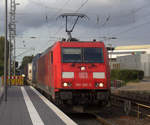 185 380-3 DB kommt als Umleiter mit einem Containerzug aus Gallarate(I) nach Zeebrugge-Voorhaven-West(B)  und fährt durch Kohlscheid aus Richtung Herzogenrath und fährt die Kohlscheider-Rampe hoch nach Aachen-West. 
Aufgenommen von Bahnsteig 2 in Kohlscheid.
Bei Sonne und Regenwolken am Abend vom 7.9.2019.