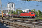 DB Lok 185 111-2 durchfährt den Bahnhof Pratteln.