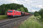 185 241 mit einem gemischten Güterzug bei Postbauer-Heng Richtung Nürnberg, 21.06.2019