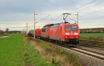 185 010 führte am 20.10.19 einen gemischten Güterzug und 155 099 als Wagenlok von Seelze nach Halle(S) durch Rodleben.