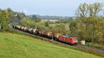 DB Cargo 185 006 mit Kesselwagenzug in Richtung Göttingen (Elze, 24.10.19).