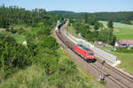 185 220 mit einem gemischten Güterzug bei Gundelsheim Richtung Donauwörth, 28.06.2019