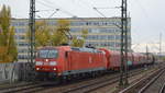 DB Cargo AG [D] mit  185 084-1  [NVR-Nummer: 91 80 6185 084-1 D-DB] und gemischten Güterzug Vorbeifahrt S-Bhf.Berlin Wedding Richtung Berlin Gesundbrunnen. 