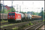 Railion 185166-6 kommt hier am 11.05.2016 mit einem Güterzug in Richtung Norden durch den Bahnhof Köln West.