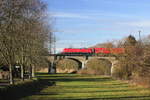 Am 03.01.2012 überquert 185 038 mit gemischtem Güterzug in Crailsheim die Jagst.