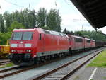 09. Juni 2009, Ein Güterzug aus Lichtenfels fährt in Richtung Saalfeld durch den Bahnhof Hochstadt-Marktzeuln. Hinter der 185 006 rollen die abgebügelten 155 109 und 129 sowie eine 140er mit.