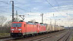 DB Cargo AG [D] mit  185 318-3  [NVR-Nummer: 91 80 6185 318-3 D-DB] +  145 005-5  [NVR-Nummer: 91 80 6145 005-5 D-DB] und Containerzug am Haken mit DB/ Continental AG Containern beladen am 17.12.19 Durchfahrt Bf. Saarmund. 