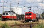 185 070-7 mit Kesselwaggons als Umleiter vorbei am stehenden Militärzug in Anklam am 03.07.2019.