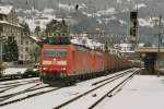 Die Br 185 120-3 und noch eine Br 185 mit einem Containerzug, am 25.1.04 in Arth-Goldau.