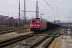 185 382 zieht am 09.01.2020 einen Kohlezug durch den Regensburger Hbf.