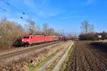 185 298 + 185 279 mit einem Güterzug am 16.01.2020 bei Langenisarhofen.