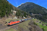 185 095 mit einem Kesselzug am 10.04.2015 bei Wassen.