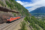 185 110 + 185 xxx mit einem Containerzug am 13.06.2017 bei Brigerbad.