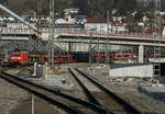 Am 22.2.20 fuhr um 9:42 Uhr 185 144 mit ihrem Güterzug beladen mit S-Klassen von Mercedes durch den Ulmer Hbf gen München