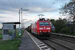 Am Nachmittag des 25.04.2019 fuhr 185 085-8 mit einem gemischten Güterzug (Mannheim Rbf - Chiasso Smistamento) durch den Haltepunkt von Auggen in Richtung Schweizer Grenze.