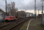 185 029-6 DB kommt mit einem gemischten Güterzug aus Richtung Kölner-Südbrücke und fährt durch Köln-Süd in Richtung Köln-West.
Aufgenommen vom Bahnsteig 4 in Köln-Süd. 
Am Nachmittag vom 19.1.2020.