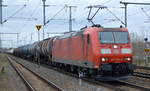 DB Cargo AG [D] mit  185 200-3  [NVR-Nummer: 91 80 6185 200-3 D-DB] und einem langen gemischten Kesselwagenzug aus Stendel am 24.02.20 Durchfahrt Bf.