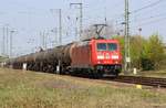 DB 185 217-7 mit Kesselwaggons durch Anklam am 27.04.2020.