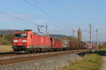 05. November 2015, Lok 185 048  fährt mit einem gemischten Güterzug aus Saalfeld durch Küps.
