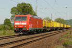 02. Mai 2009, Ein Güterzug in Richtung Erfurt, bespannt mit Lok 185 069, passiert den Haltepunkt Leißling bei Weißenfels.