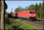 Mit einem schweren Kohle Zug am Haken erreichen hier am 5.5.2020 um 8.32 Uhr die 185276-3 und die dahinter laufende 185234-2 in Richtung Osnabrück fahrend den Ortsrand von Hasbergen.